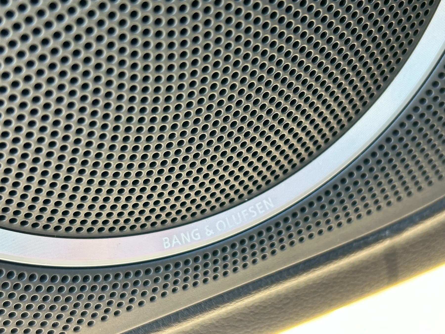 Detalle de sistema de sonido Bang & Olufsen en vehículo de GH Autos